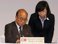 Le ministre nord-coréen des Affaires étrangères Pak Ui-Chun signant le «&nbsp;traité d'amitié et de coopération&nbsp;» lors de la conférence de l'Asean, le 24 juillet 2008.(Photo : Reuters)