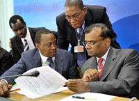 Des représentants de pays en voie de développement : de gauche à droite, le ministre kényan du Commerce, Uhuru Kenyatta, le ministre mauricien des Finances Rama Sithanen.(Photo : AFP)