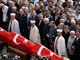Des milliers de personnes, dont le Premier ministre turc, Recep Tayyip Erdogan et plusieurs ministres, ont assisté aux obsèques de dix des victimes dans une mosquée du quartier sinistré, le 28 juillet 2008.(Photo : Reuters)