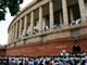 A New Delhi, la population s’est amassée aux abords du Parlement pour connaître le résultat du vote concernant l’accord de coopération entre l’Inde et les Etats-Unis sur le nucléaire civil.(Photo : Reuters)