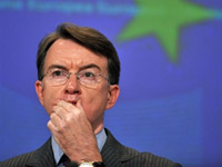 Peter Mandelson, commissaire européen au Commerce, lors de la conférence de presse à Bruxelles du 17 juillet.(Photo : AFP)