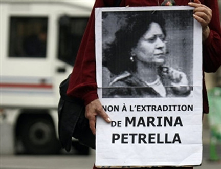 Une manifestante contre l'extradition en Italie de Marina Petrella, ex-membre des Brigades rouges, le 19 juin 2008 à Paris.(Photo : AFP)