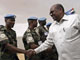 Le président Omar el-Béchir serre la main des casques bleus de la Mission des Nations unies et de l'Union africaine au Darfour, le 23&nbsp;juillet 2008.(Photo : Reuters)