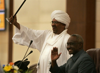 Le président soudanais Omar el-Béchir en compagnie de son vice-président Ali Osman Taha, le 14 juillet 2008 à Khartoum.(Photo : AFP)