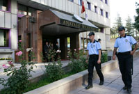 La police patrouille devant la Cour constitutionnelle, à Ankara, le 28&nbsp;juillet 2008(Photo : Reuters)