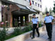 La police patrouille devant la Cour constitutionnelle, à Ankara, le 28&nbsp;juillet 2008(Photo : Reuters)