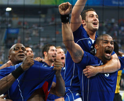 Girault, Guigou, Dinart (de g. à d.) et les autres handballeurs français, fous de joie.(Photo : Reuters) 
