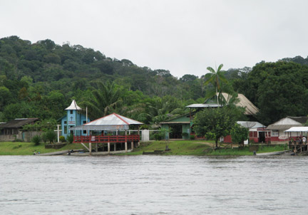 Villa Brasil, village de la rive brésilienne, en face de Camopi, là où l'ex-maire condamné a indiqué qu'il récupérait les denrées pour les sites clandestins de Guyane.(Photo : F. Farine/RFI)