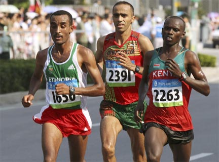 Deriba Merga, Jaouad Gharib et Samuel Kamau Wansiru, de gauche à droite.(Photo : Reuters)