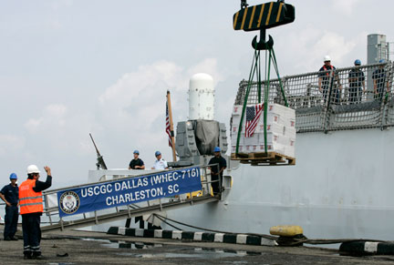 Avant le déchargement, à l'arrivée du navire dans le port de Batoumi, une cérémonie d'accueil a été organisée. Les  hymnes américain et géorgien ont été joués.(Photo: Reuters)