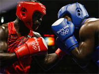 Combat de boxe 100% africain entre le Ghanéen Bastie Samir (à gauche) et le Nigérian Dauda Izobo en éliminatoires des moins de 81 kg. (Photo : Reuters) 