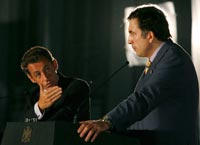 Nicolas Sarkozy (g) et son homologue géorgien Mikheïl Saakachvili.(Photo : Reuters)