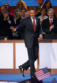 Barack Obama a fait une apparition surprise sur scène, sous un tonnerre d'applaudissements, lors de sa désignation à la convention de Denvers, le 27 août 2008.(Photo: Reuters)