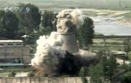 La télévision nationale chinoise diffusait les images de la destruction de la tour de refroidissement du site nucléaire de Yongbyon, en Corée du Nord, le 27 juin 2008.(Photo : AFP)