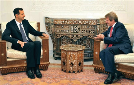 Le président syrien Bachar el-Assad (g) a reçu le ministre français des Affaires étrangères Bernard Kouchner à Damas le 25 août.(Photo : AFP)