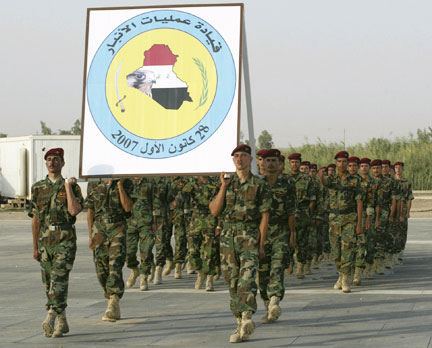 Des soldats irakiens portent le blason de la province d'al-Anbar à Ramadi (100 km à l'ouest de Bagdad), le 31 août 2008, la veille du transfert de la sécurité de la province des mains de l'armée américaine à celles des forces irakiennes. (Photo : Reuters)