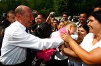 Le président roumain, Traian Basescu, s'est&nbsp;rendu dans un bidonville de la périphérie de la capitale italienne où vivent de nombreux Roumains, appartenant notamment à la minorité Rom.(Photo : Reuters)