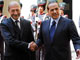 Malgré leur désaccord, Silvio Berlusconi et le président roumain Traian Basescu ont fait bonne figure devant les caméras en se serrant la main, assortie d'un sourire de circonstance.(Photo : AFP)