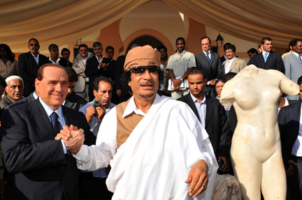 A Benghazi ce samedi 30 août, Silvio Berlusconi a rendu solennellement aux Libyens la Vénus de Cyrène, que l'Italie détenait depuis la période coloniale.(Photo : Reuters)