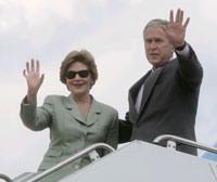 Le président George W. Bush et son épouse avant leur départ pour l'Asie, le 4 août 2008.(Photo : Reuters)