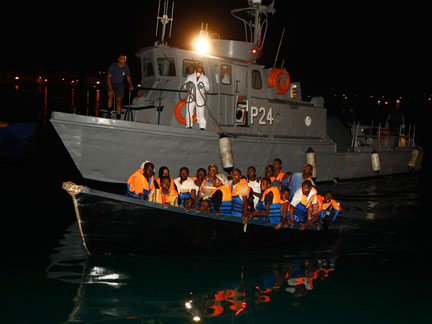 Un bateau de clandestins intercepté par une patrouille de la marine maltaise le 22 août 2008.(Photo : Reuters)
