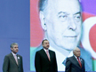 Ilham Aliev (au milieu), président azerbaïdjanais, lors du IV congrès de son parti à Bakou. Sur l'écran, un portrait de son père, l'ancien président Heydar Aliev (fondateur du parti), à qui il a succédé en 2003.DR