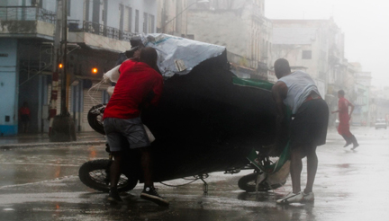 L'ouragan Gustav a atteint jusque 240 km/h et tout retourné sur son passage, ici le 30 août dans le centre de la Havane, à Cuba.(Photo : Reuters)