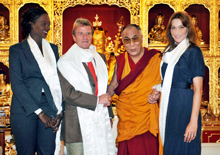 Le Dalaï Lama (2e d) rencontre la secrétaire d'Etat aux Droits de l'homme, Rama Yade (g), le ministre des Affaires étrangères, Bernard Kouchner (2e g) et la première dame de France, Carla Bruni-Sarkozy (d), lors de l'inauguration du temple bouddhiste de Lérab Ling, à Roqueredonde, le 22 août 2008.(Photo : Reuters)