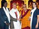 Le Dalaï Lama (2e d) rencontre la secrétaire d'Etat aux Droits de l'homme, Rama Yade (g), le ministre des Affaires étrangères, Bernard Kouchner (2e g) et la première dame de France, Carla Bruni-Sarkozy (d), lors de l'inauguration du temple bouddhiste de Lérab Ling, à Roqueredonde, le 22 août 2008.(Photo : Reuters)