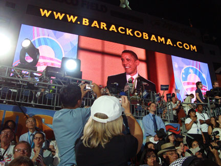 A Denver, dans le stade plein à craquer, certains partisans ont du suivre le discours de Barack Obama sur écran géant.(Photo : Donaig Le Du / RFI)
