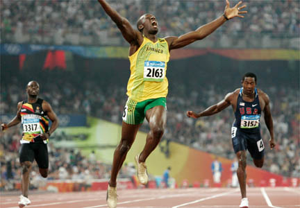 Le Zimbabwéen Brian Dzingai (à gauche) et l'Américain Crawford (à droite) assistent au sacre d'Usain Bolt sur 200 mètres, record du monde en prime (19"30).    (Photo : Reuters) 