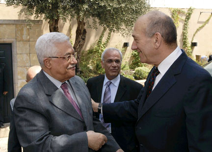 Le président palestinien Mahmoud Abbas (g), le Premier ministre israélien Ehud Olmert (d) et le négociateur palestinien Saeb Erekat (c) à Jérusalem, le 31 août 2008.(Photo : Reuters)