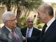 Le président palestinien Mahmoud Abbas (g), le Premier ministre israélien Ehud Olmert (d) et le négociateur palestinien Saeb Erekat (c) à Jérusalem, le 31 août 2008.(Photo : Reuters)