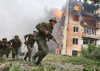 Des militaires géorgiens après un bombardement russe sur la ville de Gori, le 9 août 2008.(Photo : Reuters)