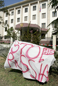 Une bannière devant l'ambassade de Russie, à Tbilissi, le 30 août 2008.(Photo : Reuters)