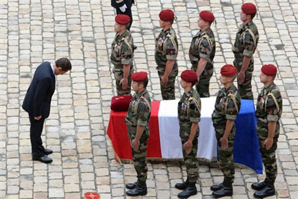 Le président Nicolas Sarkozy s'est incliné devant chaque cercueil.(Photo : AFP)