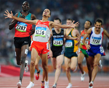 Ramzi savoure sa victoire sur 1500 mètres devant Kiprop (à gauche).   (Photo : Reuters) 