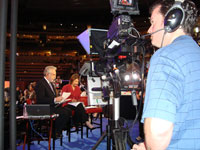 15 000 journalistes sont présents à Denver. C'est presque quatre fois plus que le nombre de délégués. Les chaînes de télévision américaines bousculent leurs programmes.(Photo : Donaig Le Du / RFI)