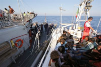 Régulièrement la marine militaire italienne secourt des immigrés clandestins au large de Lampedusa, ici le 3 août 2008.(Photo : AFP)