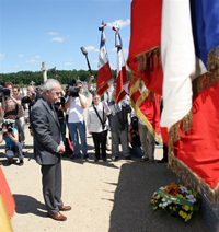Le procureur allemand Ulrich Maass a rendu hommage aux victimes du massacre de Maillé, le 15 juillet 2008.(Photo : AFP)