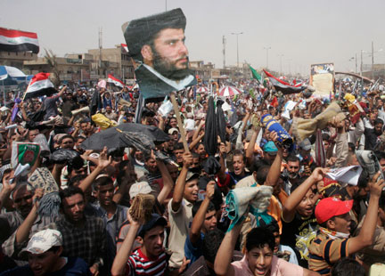 Des manifestants chiites scandent des slogans contre la présence militaire américaine en Irak, dans le quartier de Sadr City à Bagdad, le 22 août 2008.(Photo : Reuters)