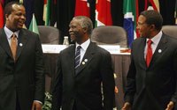 Sa Majesté le Roi Mswati IV du Royaume du Swaziland (g), le président sud-africain Thabo Mbeki (c) et le président tanzanien Jakaya Kwikwete (d) au sommet de la SADC à Johannesburg, en Afrique du Sud, le 17 août 2008.(Photo : AFP)