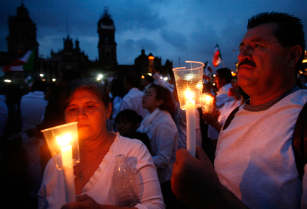 Plus de 150 000 Mexicains vêtus de blanc ont participé à une marche, ce 30 août 2008, pour protester contre la vague de violence et augmenter la pression sur le président Calderon.(Photo : Reuters)