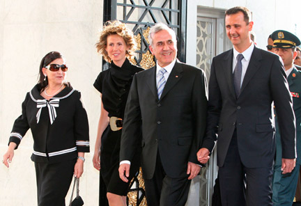 Les deux présidents, Michel Sleimane (g) et Bachar el-Assad (d), sont convenus, pour la première fois, d’établir des relations diplomatiques entre leur pays.(Photo : Reuters)