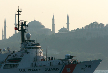 Le <em>Dallas</em>, deuxième navire américain à se rendre en Géorgie, chargé d'aide humanitaire, traverse le Bosphore, à Istanbul, le 24 août 2008.(Photo : Reuters)