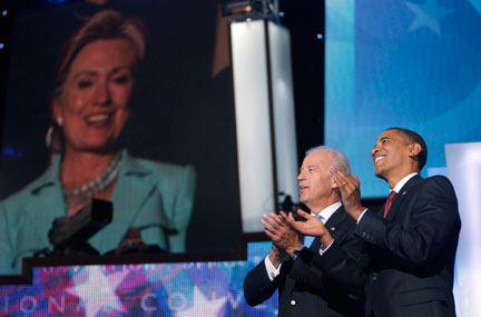 Face à des milliers de délégués survoltés, Hillary Clinton interrompt le processus de comptage des voix et propose de proclamer Barack Obama vainqueur par acclamation.(Photo : Reuters)