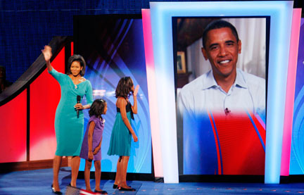 Michelle Obama et ses filles, Sasha et Malia, lors de l'ouverture de la Convention démocrate ce lundi.&nbsp;«&nbsp;<em>Prenez bien soin de votre mère&nbsp;</em>», a lancé Barack Obama, qui s'exprimait depuis l'Etat du Kansas.(Photo : Reuters)