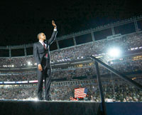 Barack Obama salue ses 75 000 partisans en délire réunis dans un stade de Denver, le 28 août 2008.(Photo : Reuters)