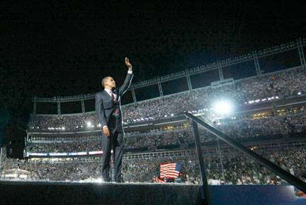 Barack Obama salue ses 75&nbsp;000 partisans en délire réunis dans un stade de Denver.(Photo : Reuters)