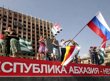 La reconnaissance par la Russie de l'indépendance de l'Abkahzie et de l'Ossétie du Sud a été célébrée le 26 août à Sukhumi. Les événements dans le Caucase sont suivis avec inquiétude en Serbie et au Kosovo.(Photo : Reuters)